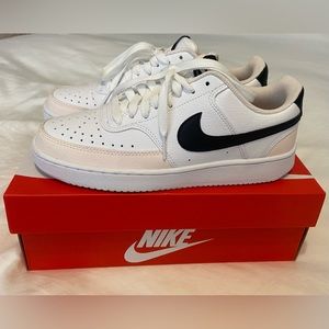 Nike Women’s Court Vision Low Size 8